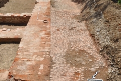 Neuzeitliche Straßenpflasterung aus Rollkies